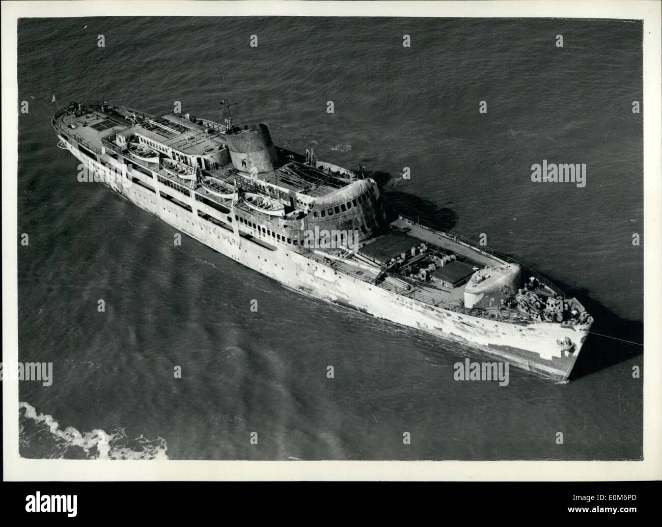 Sept. 09, 1953 - '' Kronprinz Frederik'' Blätter für Dänemark. Towedby Schlepper: Die geretteten dänischen Liner '' Kronprinz Frederik'' die Stockfoto