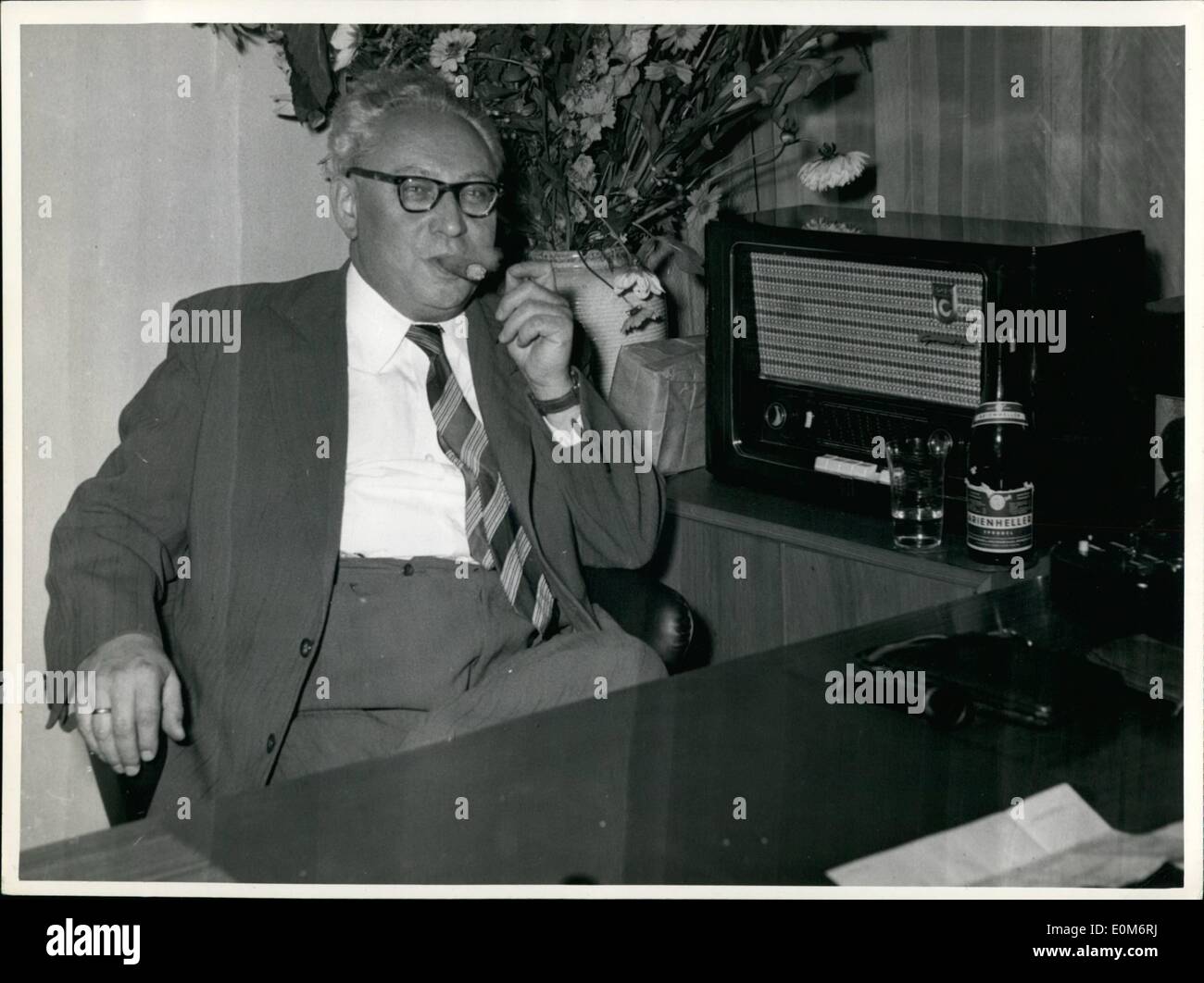 Sept. 09, 1953 - Adenauer schläft während Ollenhauer hört. Während CDU-Parteivorsitzenden Adenauer im Bett in Rhoendorf, SPD schlief Stockfoto