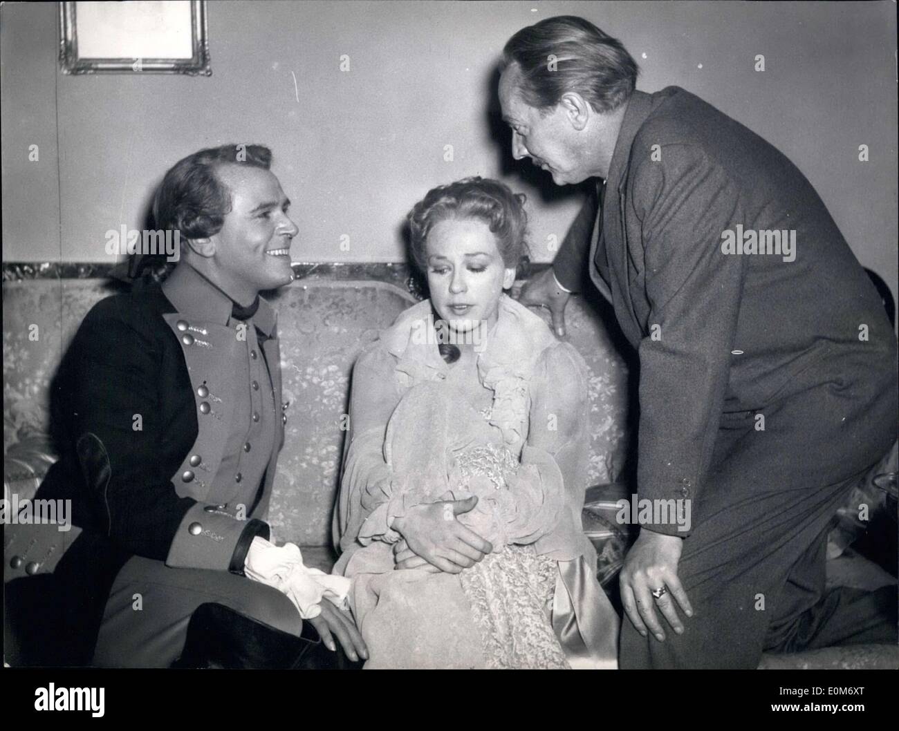 7. November 1953 - hier abgebildet sind die Akteure aus dem deutschen Film '' OmU '' Director ist Rudolf Jugert Last-Minute-Anweisungen zu Sternen, Hildegard Knef und O.W Fischer gibt. Stockfoto