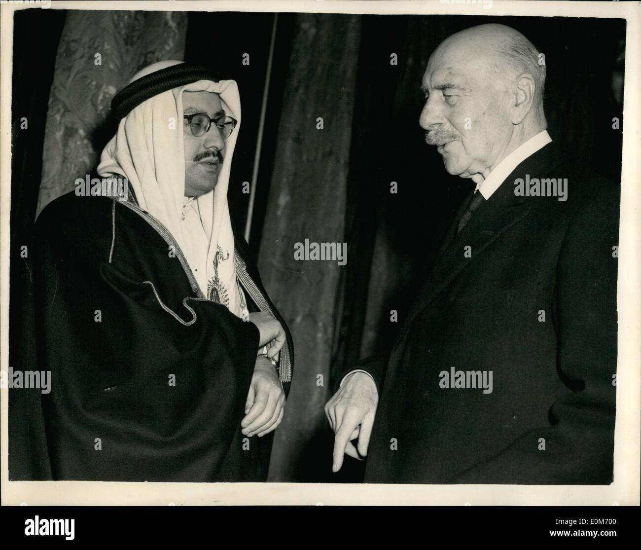 11. November 1953 - König Ibn Saud Gedenkgottesdienst in London. Earl of Athlone besucht: eine Trauerfeier fand im Islamischen Kulturzentrum, Regents Park, heute für die späten König Ibn Saud, der vor kurzem gestorben. Foto zeigt Earl of Athlone H.M vertreten die Königin, erhielt von A.S. Helaissi die Saudi-Arabische Ladung de Angelegenheiten in London, als er für den Dienst am Nachmittag ankamen. Stockfoto