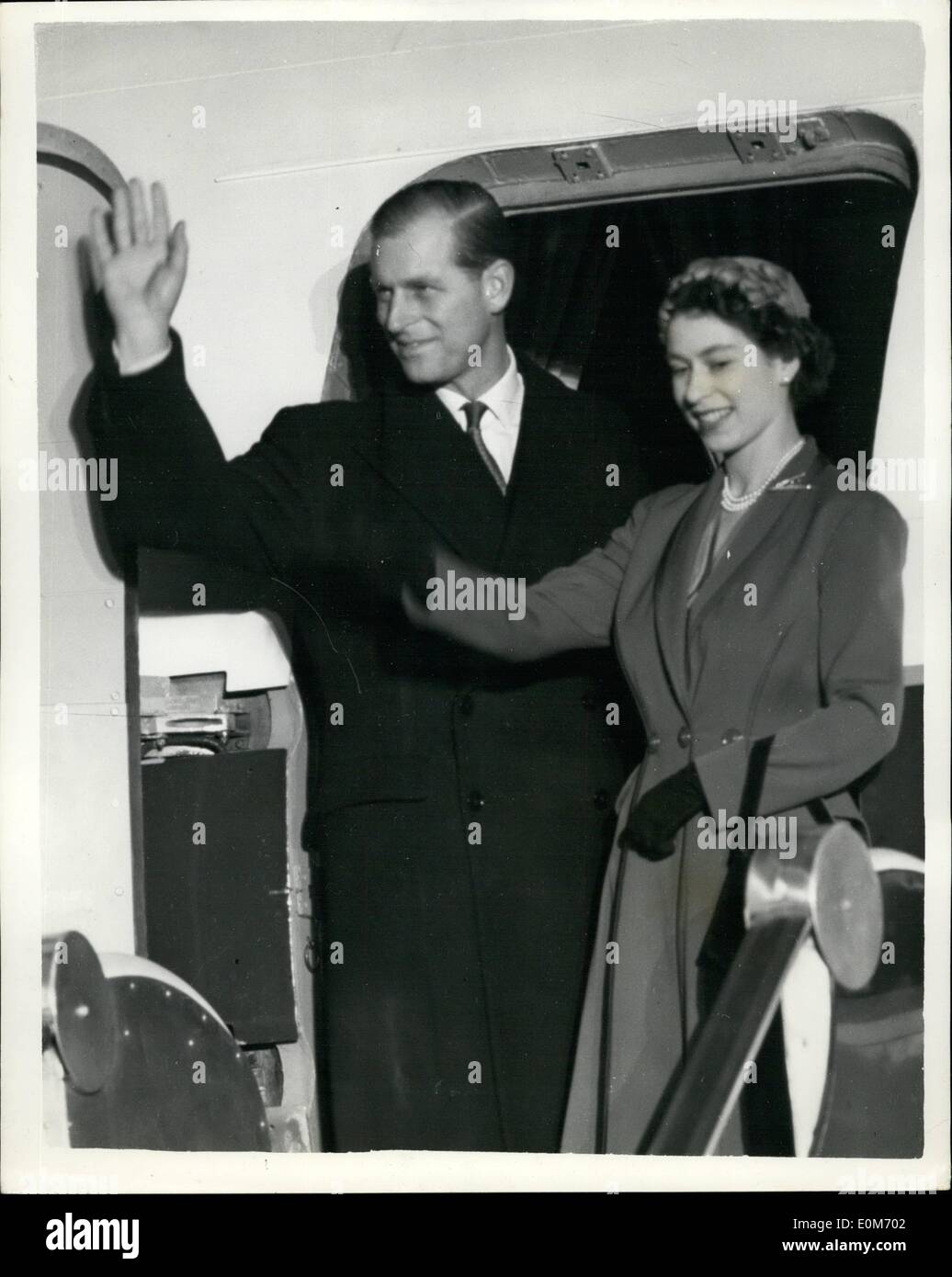 11. November 1953 - Start des Royal Tour.: Königin und Duke auf der Flugzeugtreppe. Die Königin und Prinz Philip winken die Stockfoto