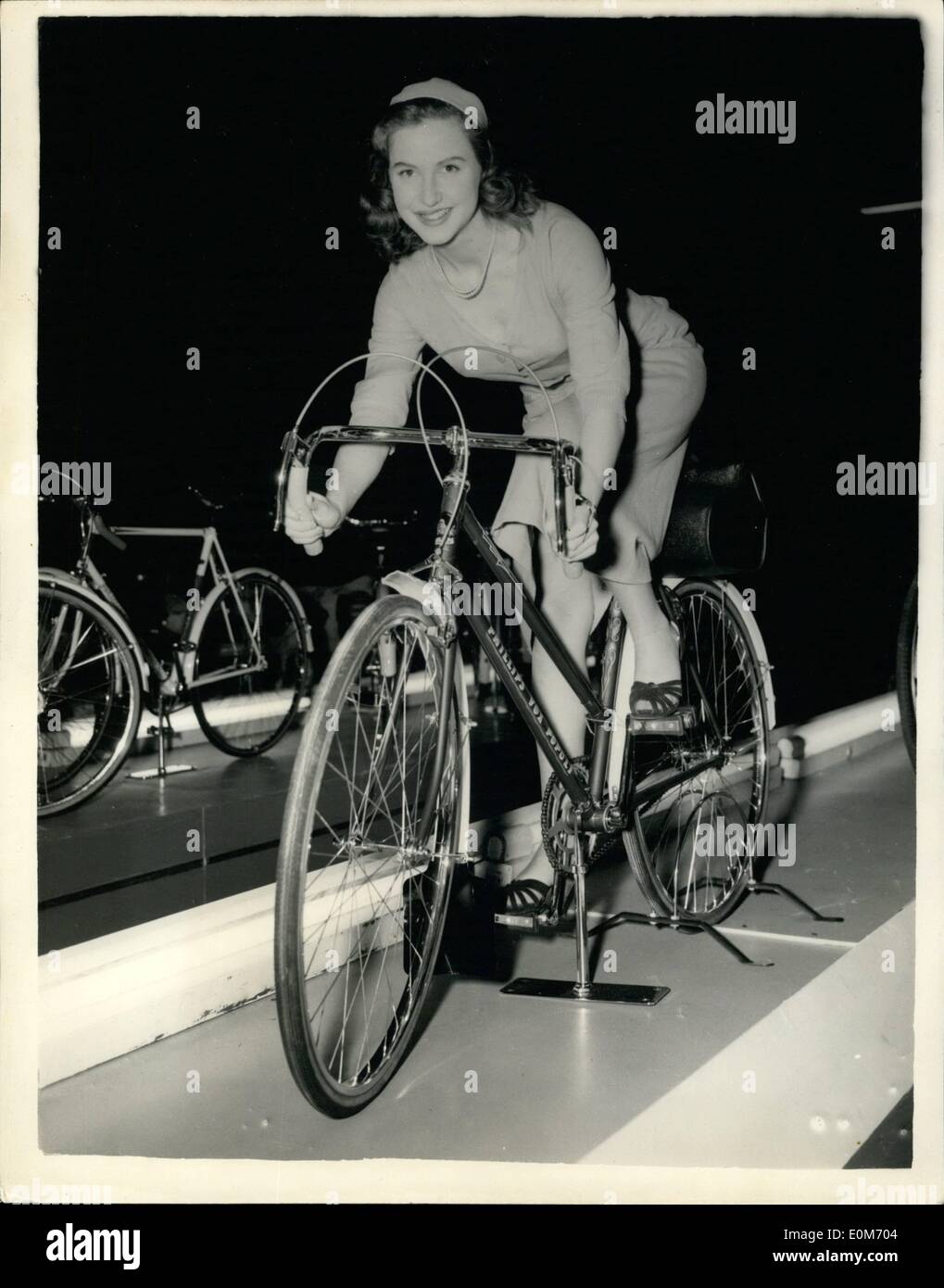 11. November 1953 - anzeigen Zyklus und Motorrad Vorschau... Sterne probiert ein Sportgerät... Hoto Shows: Bildschirm Sterne Miss Stockfoto