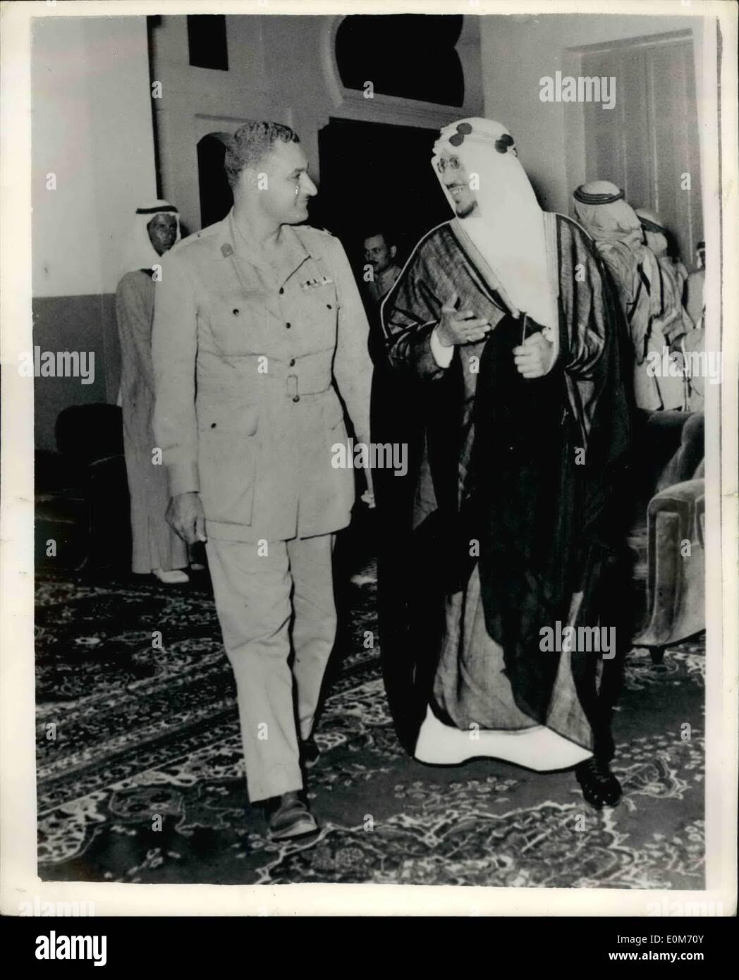 11. November 1953 - Ägypten Beileid zum neuen König von Saudi-Arabien: Leutenant Oberst Gamal Abdel Nasser Ägyptens stellvertretender Ministerpräsident unter der Leitung einer Mission nach Saudi Arabien vor kurzem zum neuen König von Saudi-Arabien Arbia nach dem Tod seines Vaters König Ibn Saud, König Saud IBN Abudl Aziz Beileid. Die einen Besuch nach Mekka. Foto zeigt Leutenant Oberst Gamal Abdel Nasser mit HM König IBN Saud - wenn er Ägyptens Kondolenzschreiben übermittelt. Stockfoto