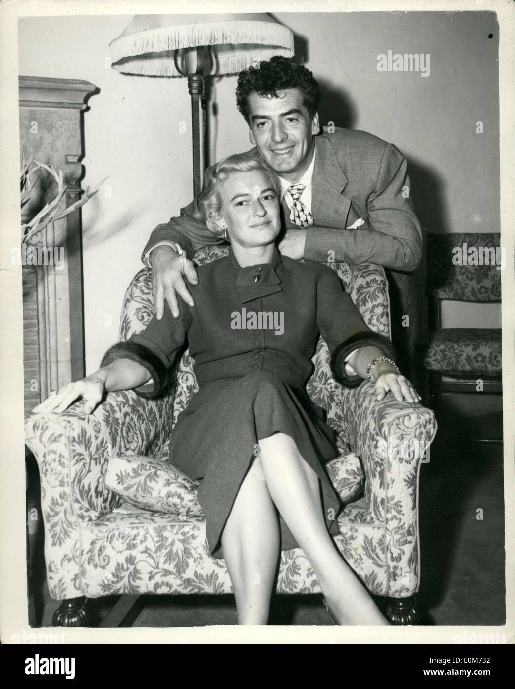 Sept. 29, 1953 Victor Mature und seine Frau in London Foto zeigt