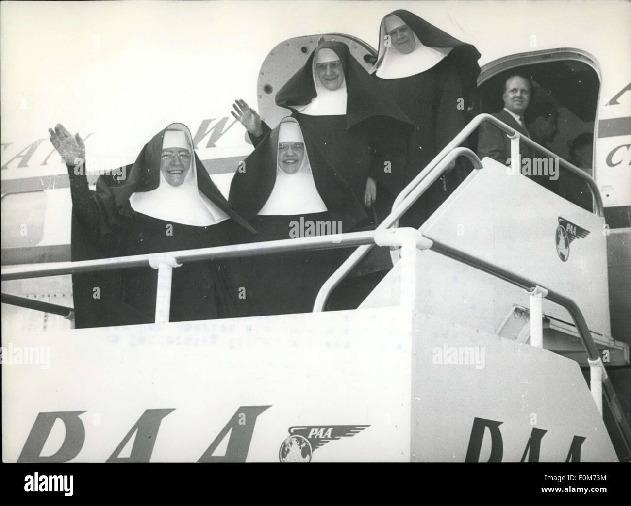 1. Oktober 1953 - hier abgebildet ist eine Gruppe von Nonnen aus Springfield, Illinois. Sie flogen Pan Amerika auf der ganzen Welt. Stockfoto