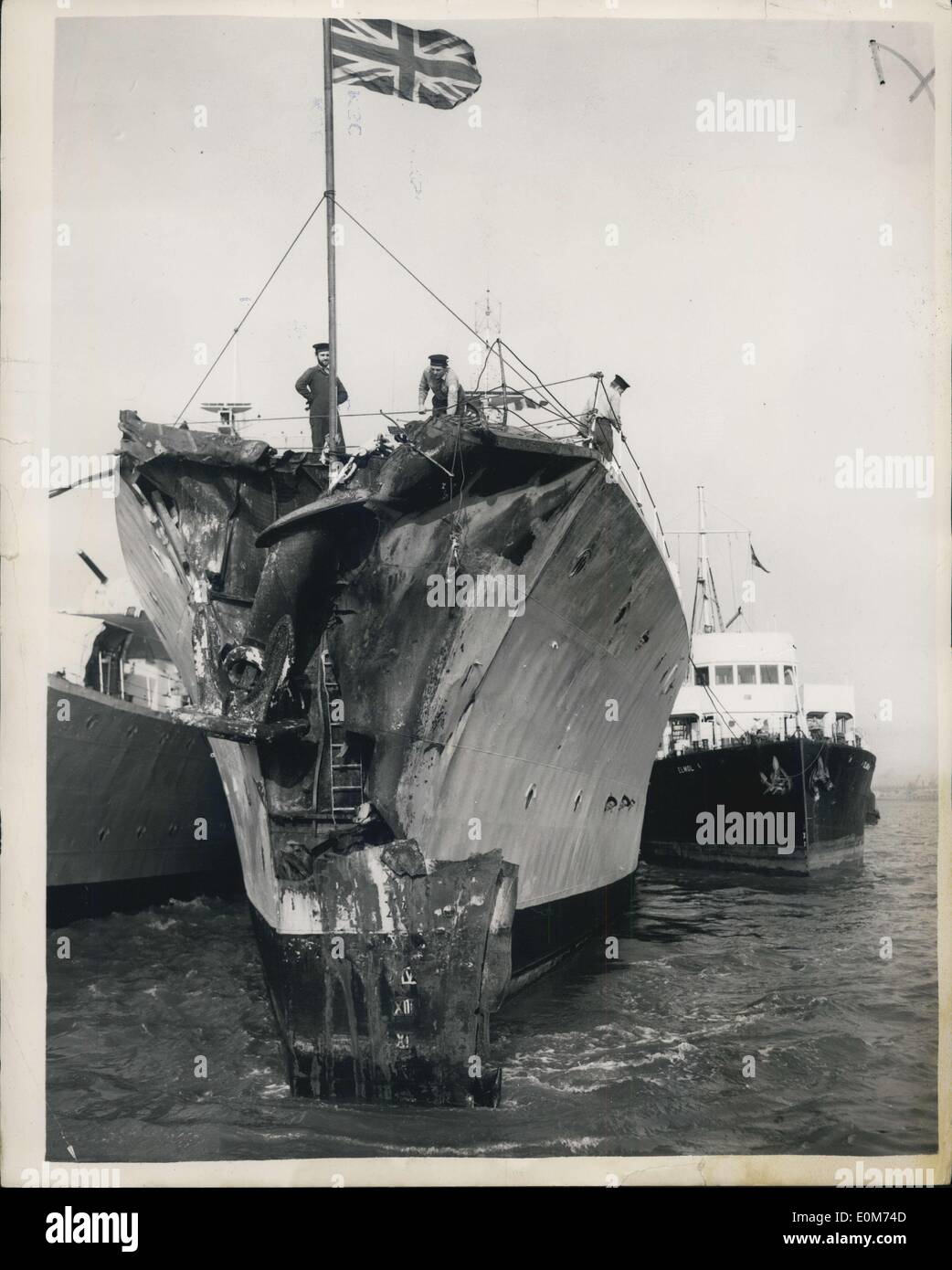 6. Oktober 1953 - kommen die '' Swiftsure'' und '' Diamant ''. Der Kreuzer Swiftsure und die Kühnheit Klasse Schiff Diamant, dessen Kollision während Übung Mariner beteiligt waren, ist heute aus Sheerness angekommen. Keystone-Fotoshows: - die Bögen der HMS Diamond, fotografiert in Sheerness heute beschädigt. Stockfoto