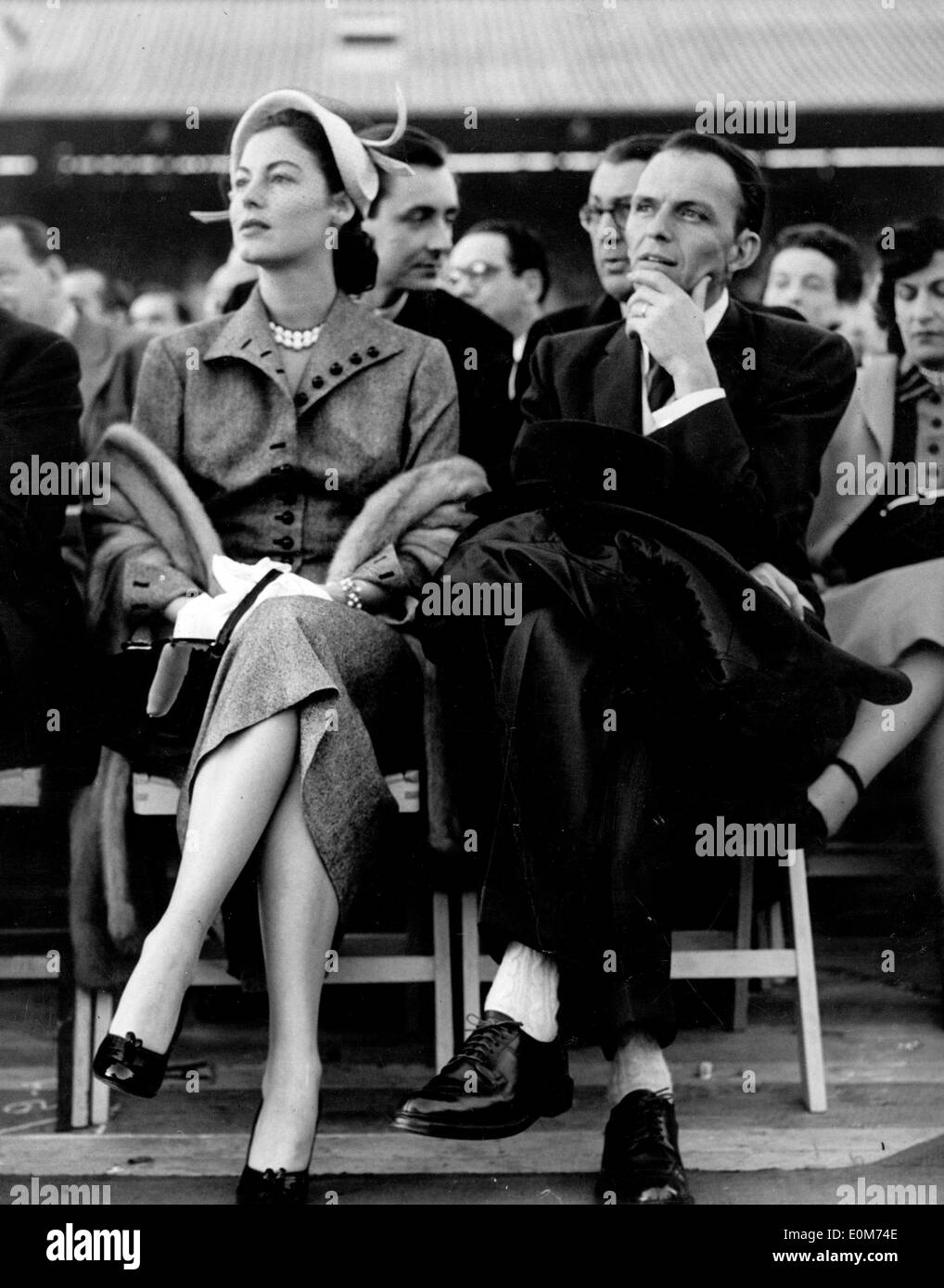 Frank Sinatra und Ava Gardner beobachten einen Boxkampf Frau Stockfoto
