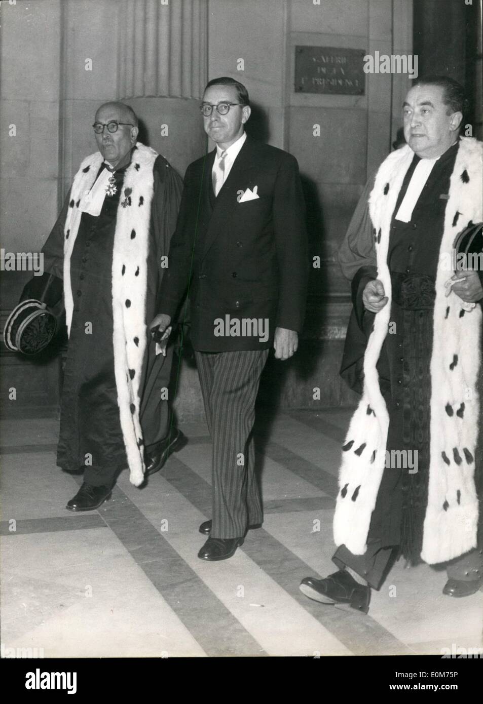 10. Oktober 1953 - Paris Law Courts erste jährliche Sitzung.: von links nach rechts: M. Rousselet, erster Präsident des Berufungsgerichts, M. Ribeyre, Minister der Justiz und M. Beteilie, Public Prosecutor bei den Berufungsgerichten während der Zeremonie auf Paris Gericht anlässlich der ersten Sitzung statt. Stockfoto