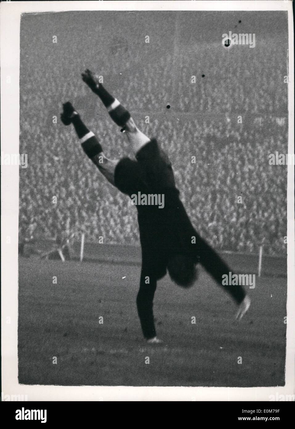 11. November 1953 - Ungarn schlägt England 6-3: Grosits, der ungarische Torwart macht einen Purzelbaum nach Ungarn ihre 6. Tor gegen England, während der internationalen Fußballspiel im Wembley-Stadion gestern - erzielt die Ungarn 6-3 gewann Stockfoto