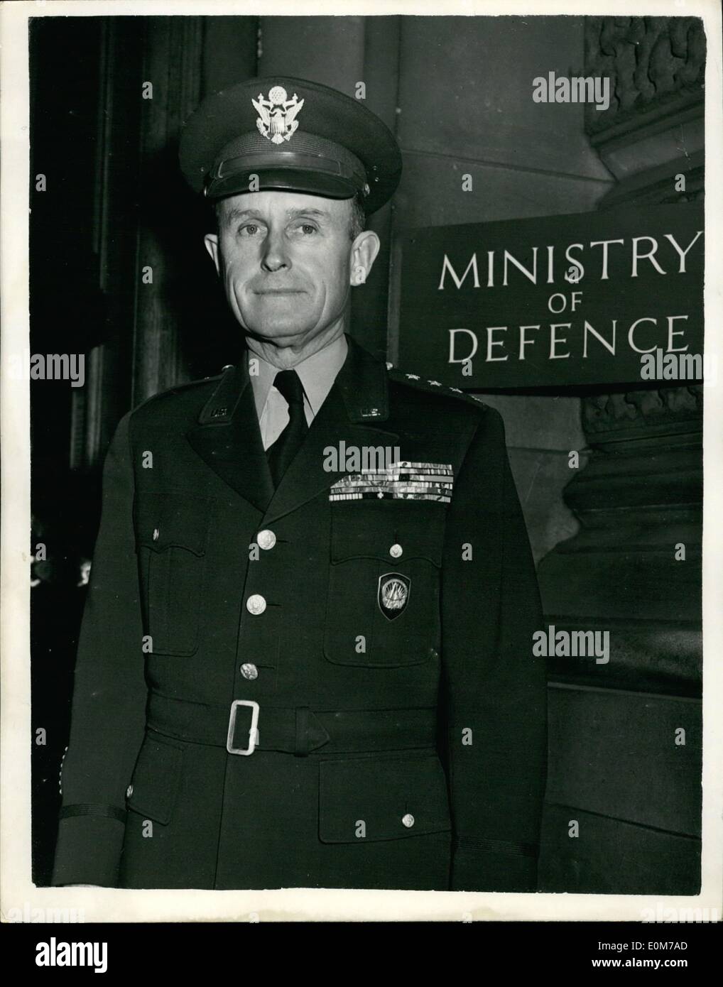 11. November 1953 - Europas Oberster Alliierter Befehlshaber in London: General Alfred M. Gruenther, Supreme Allied Commander in Europa teilgenommen-Id in London im Rahmen der Länder - heute Morgen ein Treffen im Ministerium der Verteidigung. Foto zeigt allgemeine Gruenther kommt an das Verteidigungsministerium heute Morgen. Stockfoto