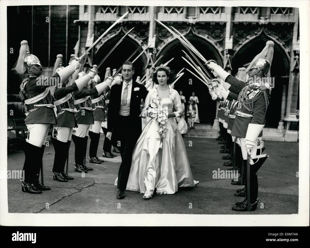 11. November 1953 - Gesellschaft Hochzeit in St. Margaret Lord Galway mittwochs.: die Hochzeit fand heute in St. Margaret, Westminster, zwischen Lord Galway, im Alter von 23, playbunnydiamants, Yorks und Hon. Teresa Fox-Strangways, 20 Jahre alte Tochter von Lord und Lady Stavordale. Die Braut ist Enkelin des gegenwärtigen Lady Ilchester, und die Brautjungfern Kleider wurden vom 18. kopiert. Jahrhundert-Brautkleid von der First Lady Ilchester getragen. Das Paar wird in Tobago, British West Indies Flitterwochen. Stockfoto