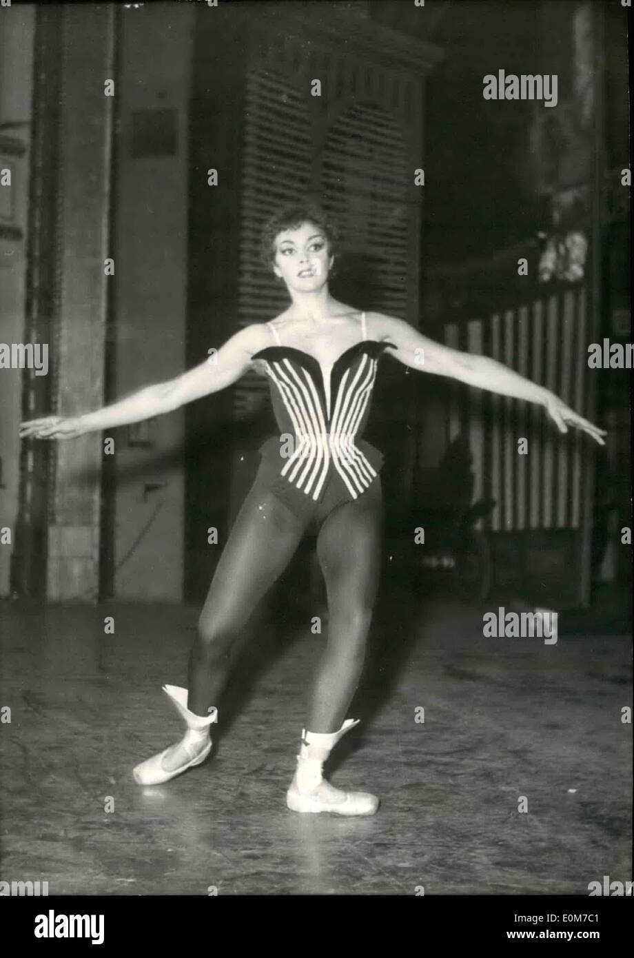 10. Oktober 1953 - ist sie die neue '' Diamond Cracker'' zwanzig Jahre alten Liliane Montevecchi, wie sie in der berühmten Roland Ballett '' The Diamond Cracker'' angezeigt wird. Das Ballett ist nun wieder im Empire Theatre, Paris gezeigt. Liliane Montevecchi hält die Rolle des Petit Expartner Zizi Jean Maire. Stockfoto