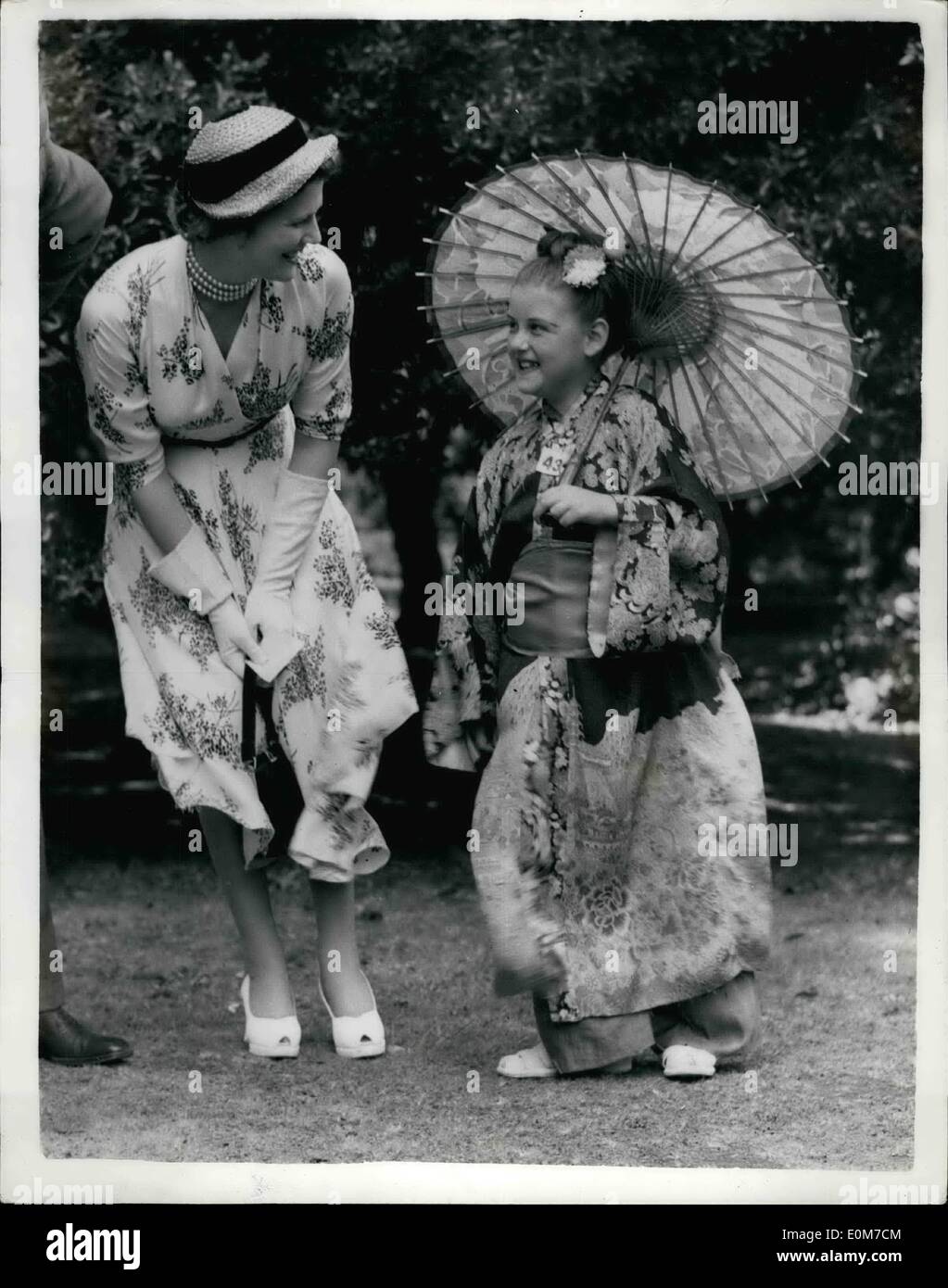 10. Oktober 1953 - wenn Ost und West. Es gibt Bewunderung in das Lächeln der Frau Christopher Soames, Tochter von Sir Winston Churchill, wie sie einen fröhlich farbigen japanischen Outfit, komplett mit Sonnenschirm inspiziert. Das Outfit wurde Kostüm ausgezeichnet bei Hastings und Roggen konservativen Garten Fete in St. Leonards, am Wochenende. Stockfoto