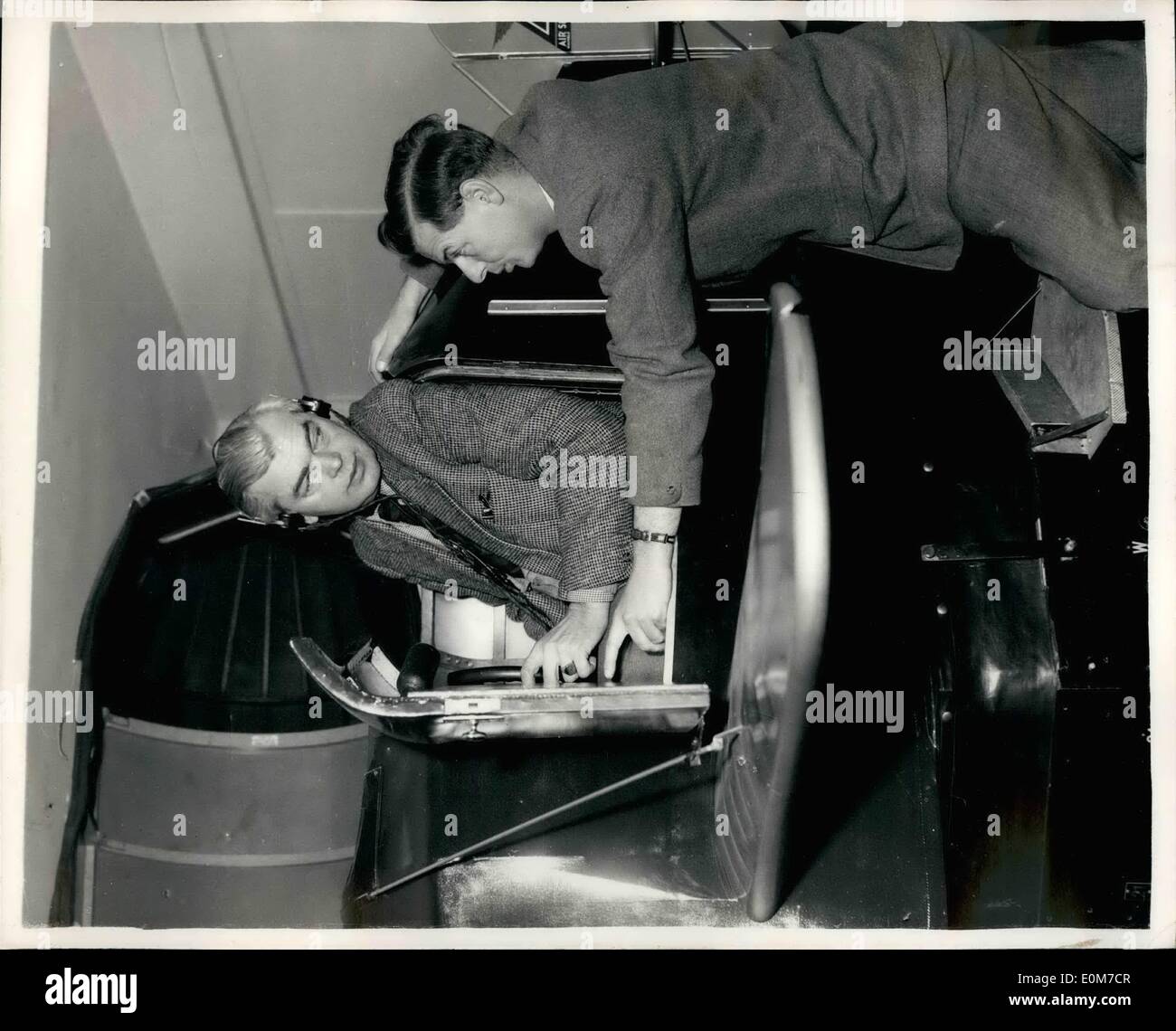 1. Januar 1954 - Air Training In Großbritannien für die deutschen Piloten: Vier deutsche Piloten und drei Boden, die Lehrer sind nun derzeit Ausbildung an der Air Service Training School in Hamble, in der Nähe von Southampton, in Vorbereitung für den Aufbau einer zivilen Luft Linie in der Bundesrepublik Deutschland. Nach ein dreimonatigen Kurs sie in die Vereinigten Staaten für die Flug-Konvertierung gehen-Kurse, um Convairs und Konstellationen zu fliegen. Foto zeigt Johan Rathje, Hamburg, sitzen in einem Link-Trainer ist Anweisung von Herrn Roy Underdown, stellvertretender Chef Navigation Lehrer an der Schule empfangen. Stockfoto