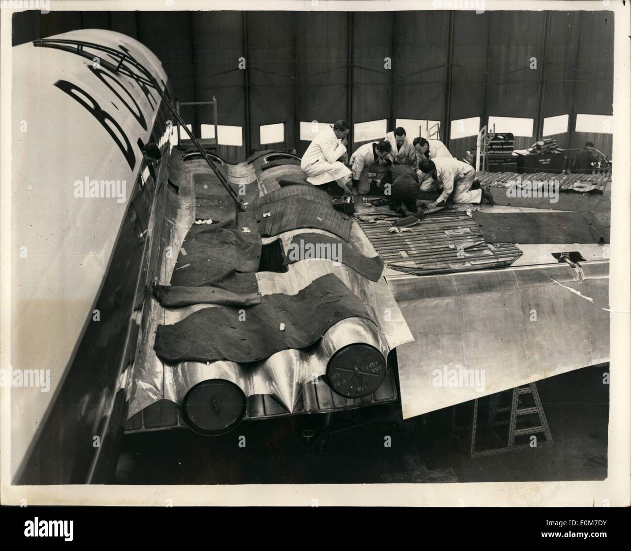 1. Januar 1954 - die Kometen haben ihre detaillierte Strip-Down.Investigating die Ursache der Katastrophe: Arbeitsbeginn gestern auf stripping down De Havillane 'Comet' Flugzeug - zurückgenommene von H.O.A.C. Dienstleistungen - nach der Wochenend Katastrophe in der 35 Menschen verloren ihr Leben, wenn ein Komet in der Mediterranean.The ins Meer stürzte Untersuchung der Maschinen durch Experten in dem Bemühen erfolgt, die Ursache für einige Katastrophen zu finden, die zu einigen der geschehen die Maschinen Stockfoto