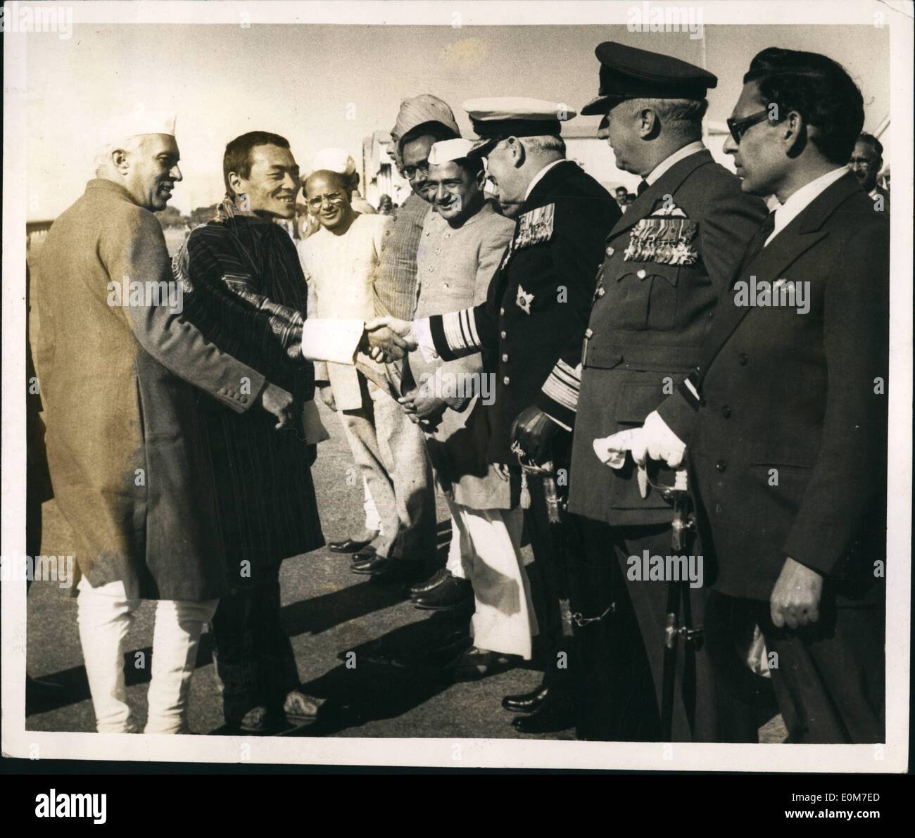 1. Januar 1954 - Foto zeigt. Pandit Nehru einführen der Maharaja von Bhutan, Vizeadmiral Pizey (Naval C. inC. Indien) während der Premierminister ihn die Schrank-Vernebler und andere hohe Beamte Einführung war. von rechts ist Herr Gibbs (Air C. in C.India) Stockfoto