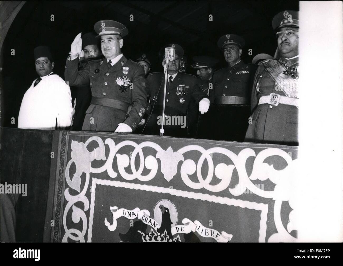 1. Januar 1954 - Tetuan Anti-französische Demonstration; Vor kurzem hielt spanischen Hochkommissars General Garcia Valinos (Vordergrund) in den offiziellen Stand Wellen die jubelnden Marokkaner während der Anti-französischen Demonstration in Tetuan, Spanisch-Marokko. Stockfoto