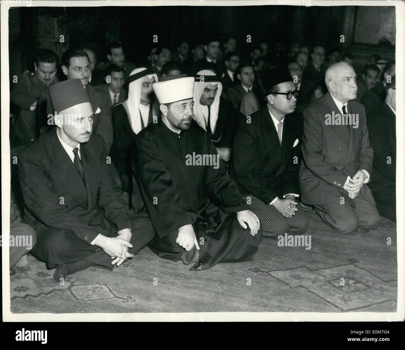 11. November 1953 - König IBN Saud Memorial service London... Botschafter zu besuchen. Eine Trauerfeier fand beim Islamischen Kulturzentrum, N.W. London heute für den späten König Ibn Saud, die vor kurzem gestorben. Foto zeigt links nach rechts in den Dienst heute Nachmittag:-The Jordan Ambassador; Aabballh Ghosher, Präsident des muslimischen religiösen Board in Jordanien, Dr. Subandrio der indonesischen Botschafter in London und M. Hakki der ägyptische Botschafter in London. Stockfoto