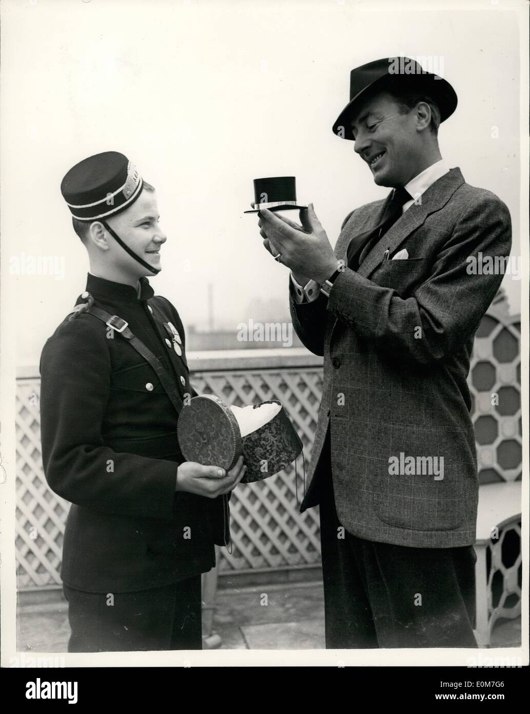 11. November 1953 - bekommt Michael Wilding einen Hut. In Miniature.one der '' besten hüten Männer '' 1953.: zehn bekannte Persönlichkeiten in meinen Lebenslagen wurden vor kurzem als die "zehn besten hüten Männer 1953 '' - von Frauen, in einer Umfrage in acht wichtigen Städten im ganzen Land, sie sind:-Duke of Edinburgh; Herzog von Norfolk; Sir Winston Churchill; Clemens Attles; Anthony Eden; Herbert Morrison; Bing Crosby; Charlie Chester; Sir Laurence Olivier und Michael Wilding Stockfoto