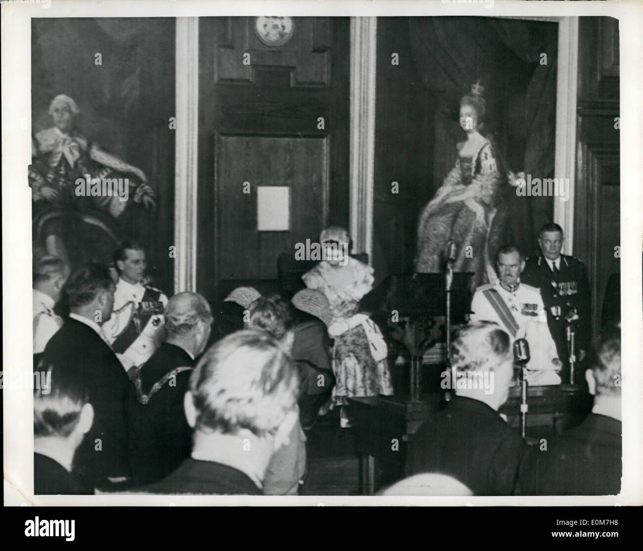 11. November 1953 - Königin Elizabeth II. Spricht im Parlament von Bermuda: Flankiert von Bermudas Gouverneur, seiner Exzellenz LT. Gen. Sir Alexander H. G.B.E., K.C.B., und der Herzog von Edinburgh. Das Legislativgremium ist die älteste Selbstverwaltungsbehörde im britischen Commonwealth mit Ausnahme der Mutter Parlament London. Der Besuch hier ist der erste eines regierenden britischen Monarchen. Stockfoto