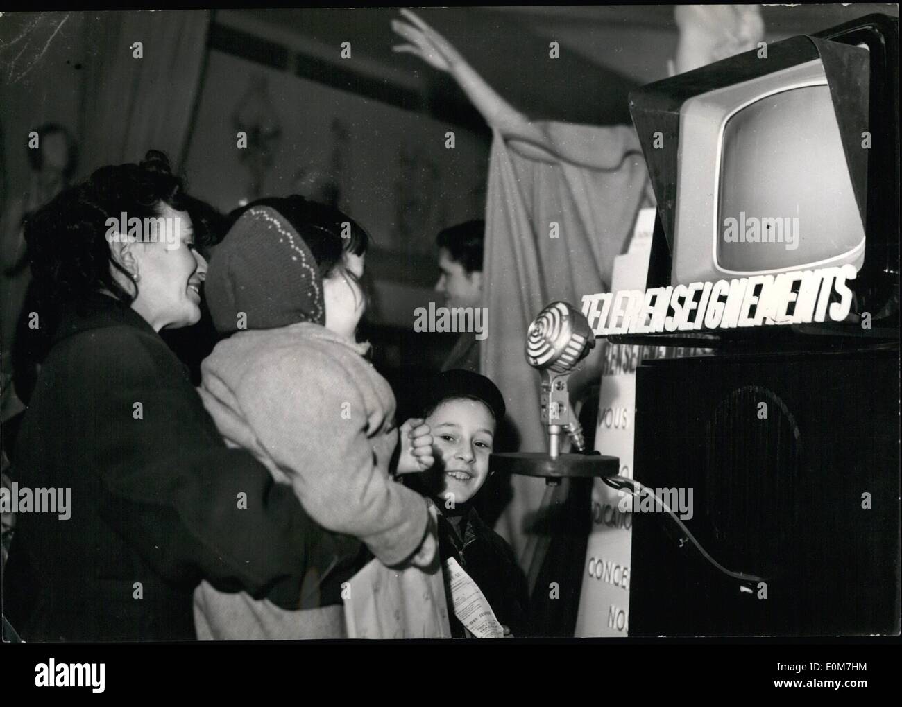 11. November 1953 - Informationen von TV in den Parisern Läden; In einem großen Paris Geschäft erhalten Informationen zu den Kunden von Stockfoto