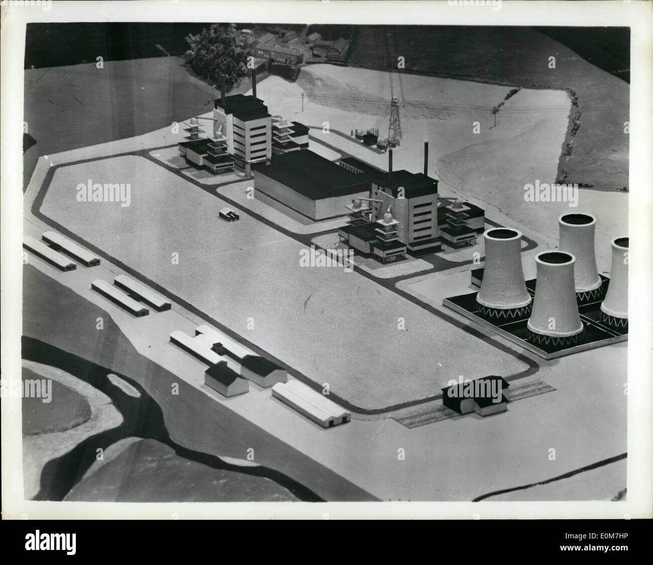 11. November 1953 - weltweit erste Kernkraftwerk: das erste Atomkraftwerk im Bau in Cumberland, England gebaut wird. In etwa einem Jahr und eine Hälfte abgeschlossen werden, dürfte die Versuchsstation eine Leistung von rund 50.000 Watt genug Strom für eine Stadt Messe-Größe haben. Es wird Großbritanniens achte Atomenergie sein. Foto zeigt maßstabgetreues Modell des neuen Kraftwerks. Das große, niedrige Gebäude ist das Turbinenhaus. Auf jeder Seite sind die beiden Reaktoren, wo die Wärme in den graphitmoderierten Uran Stapel erzeugt wird Stockfoto