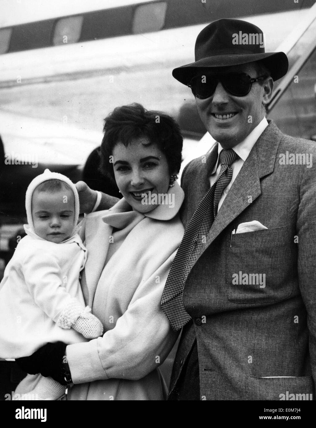 Elizabeth Taylor mit Ehemann Michael Wilding und ihr Baby am Flughafen Stockfoto