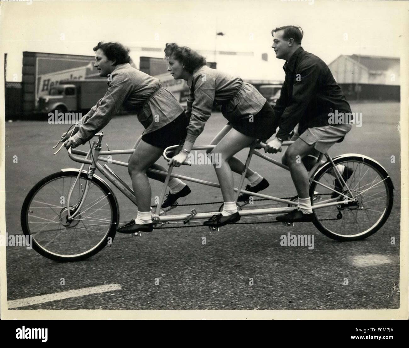 13. November 1953 - Zyklus und Motor Cycle Show Preview "Fahrrad Made For Three'': Foto zeigt der Versuch, ein Fahrrad für drei-in der Pressevorschau der Fahrrad- und Motorrad-Show in Earls Court heute Morgen von vorne nach hinten sind:-Frau Frances Walters; Frau Anne Cronk und Len Hart. Stockfoto