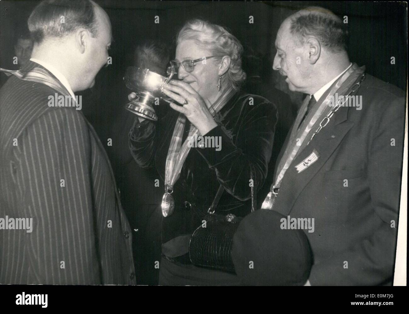 16. November 1953 - hier nach Burgund: Miss Mackenzie, New Zealand Geschäftsträger in Paris, trinkt aus einem Silber Cup alten Burgund an die jährliche Zeremonie Tastevin Bruderschaft im Chateau Clos De Vougeot, Burgund gestern statt. Sie trägt das Band mit einer kleinen silbernen Pokal, Insignien der Bruderschaft. Auf Links ist Mr. Taylor, deoutising für US-Botschafter Douglas Dillon. Rechts Dr. Messerli Lausanne, Schweiz. Stockfoto