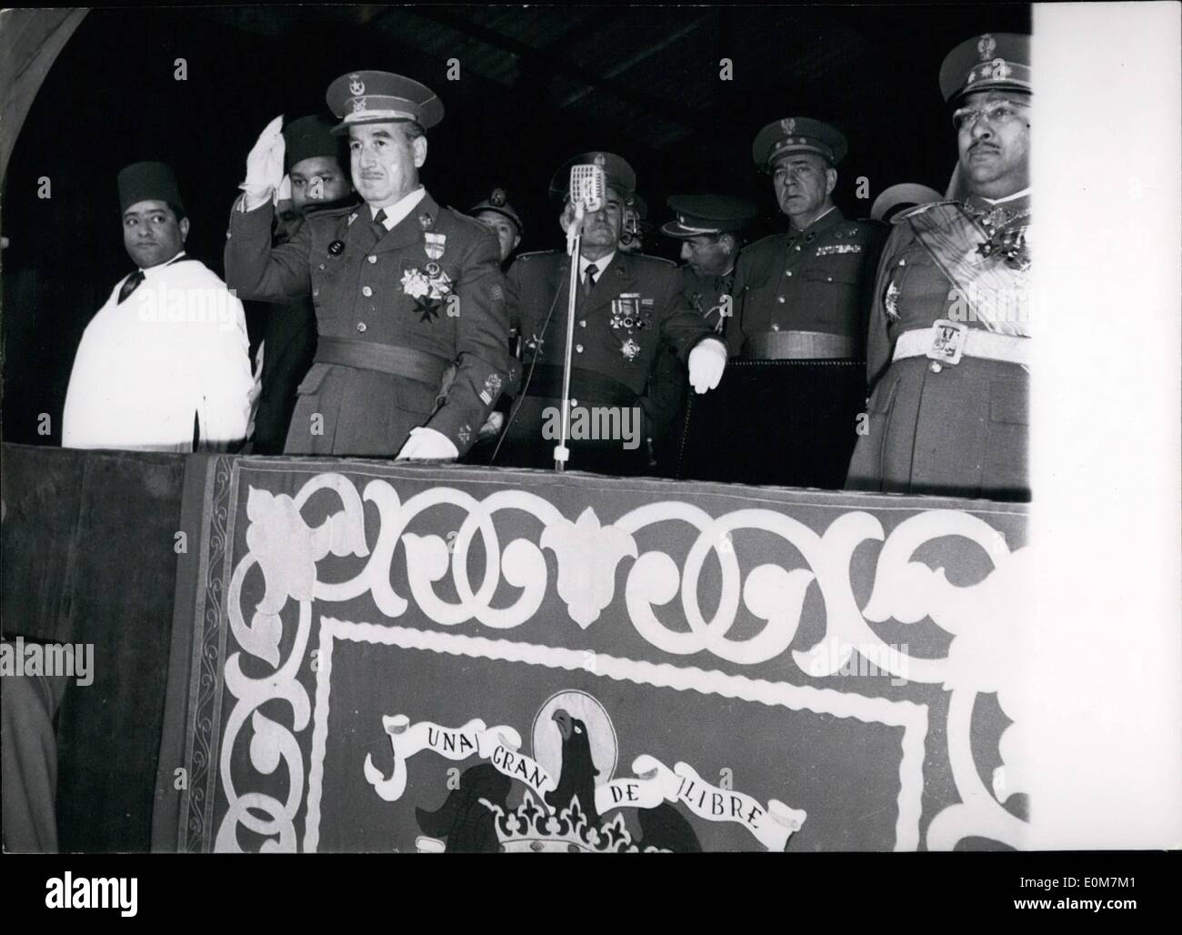 1. Januar 1954 - Tetuan anti-französische Demonstration. Vor kurzem hielt spanischen Hochkommissars Garcia Valinos, Vordergrund, offiziellen Stand Wellen die jubelnden Marokkaner während der Anri französischen Demonstration in Tetuan, Spanisch-Marokko. Stockfoto