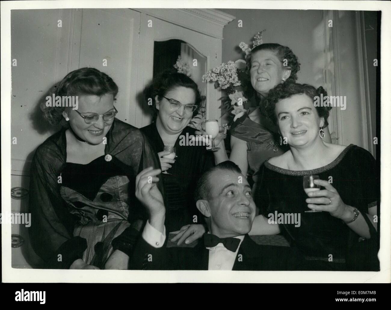 1. Januar 1954 - Ramon Navarro "Spitex" an seine Fans: Ramon Navarro gab ein Dinner im Savoy Hotel gestern Abend an der Partitur von Frauen, die zu seinem Fanclub treu geblieben sind. Das Foto zeigt Ramon Navarro '' zu Hause '', einige von den Fans, die seit den Tagen treu geblieben als er die silent Screen großer Liebhaber war. Sie sind (L, R) Frau Mary Greenhill, Miss Margaret Neville, Miss Audrey Homan und Frau Molly Sutcliffe. Stockfoto