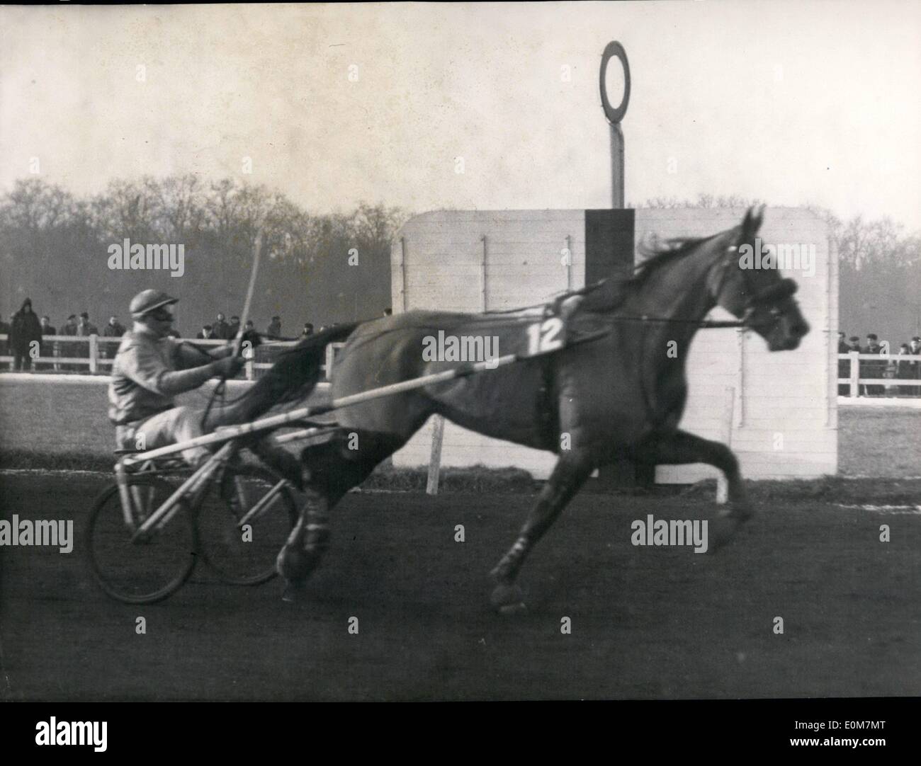 1. Januar 1954 - Trabrennen Rennen in Vincennes In Spite Of Cold: Estelle IV gewinnt den Prix De Belgique in Vincennes Rennen verfolgen Sonntagnachmittag. Stockfoto