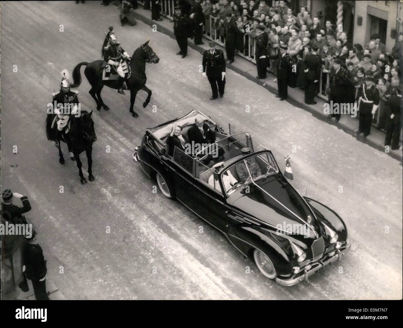 1. Januar 1954 - nimmt Präsident Coty over(1). Scheidenden Präsidenten Auriol und der neue Präsident René Coty in einem offenen Wagen auf dem Weg zum Rathaus Reiten. Stockfoto