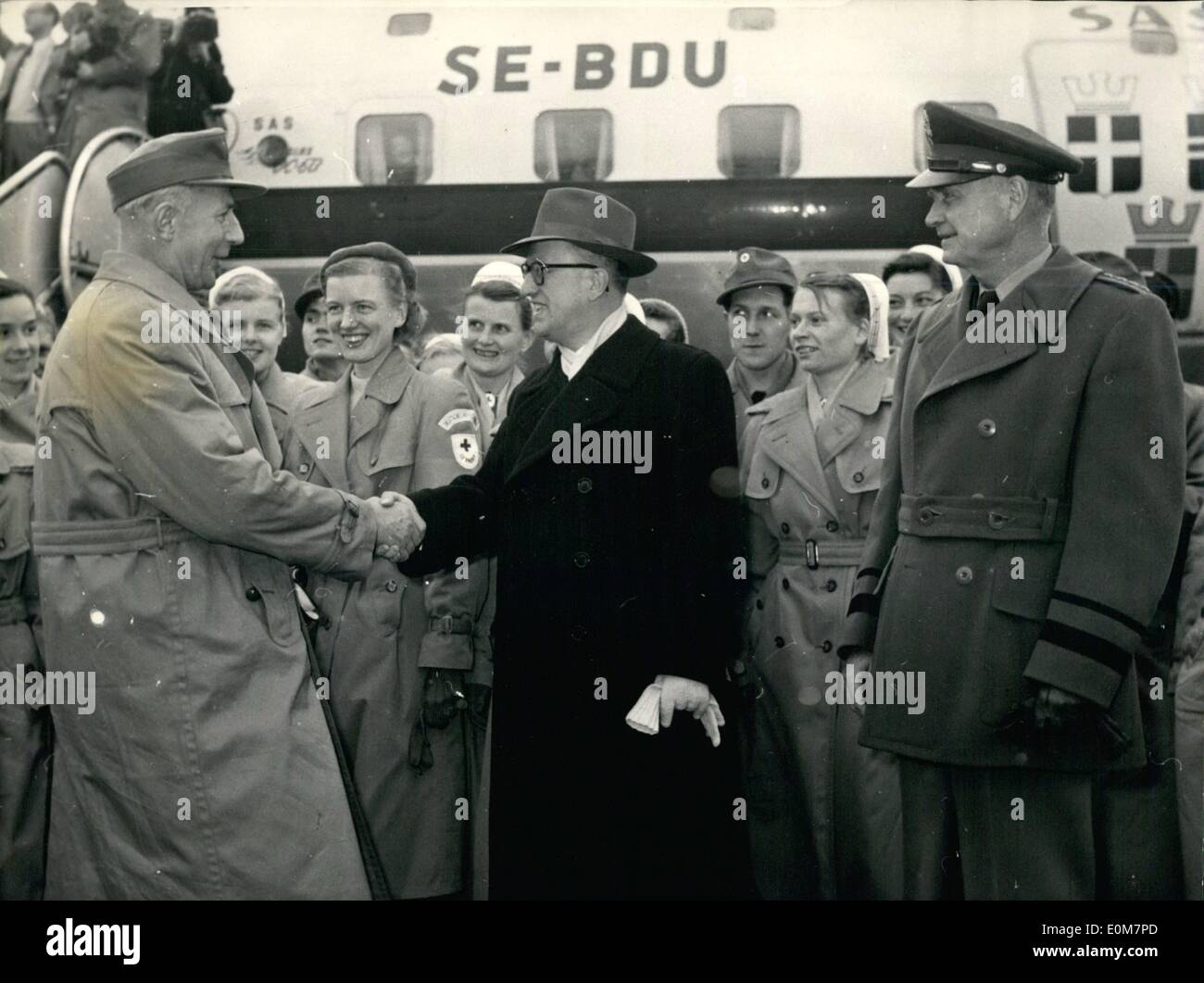 1. Januar 1954 - Abfahrt des Deutschen Roten Kreuz-Sick Bay Helfer für Korea. At sieht den Rhein Flughafen Bundeskanzler Prof. Hallstein(middle) aus der Deutschen Roten Kreuzes Division. Sie arbeiten in Verbindung mit der US-Streitkräfte mit Befehlshaber General Handy(right) ove Stockfoto