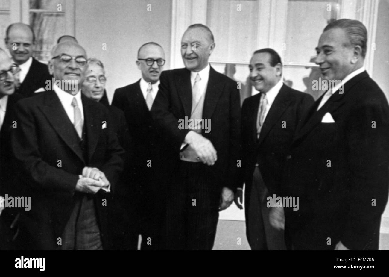 Bundeskanzler Konrad Adenauer Händeschütteln mit anderen Politikern Stockfoto
