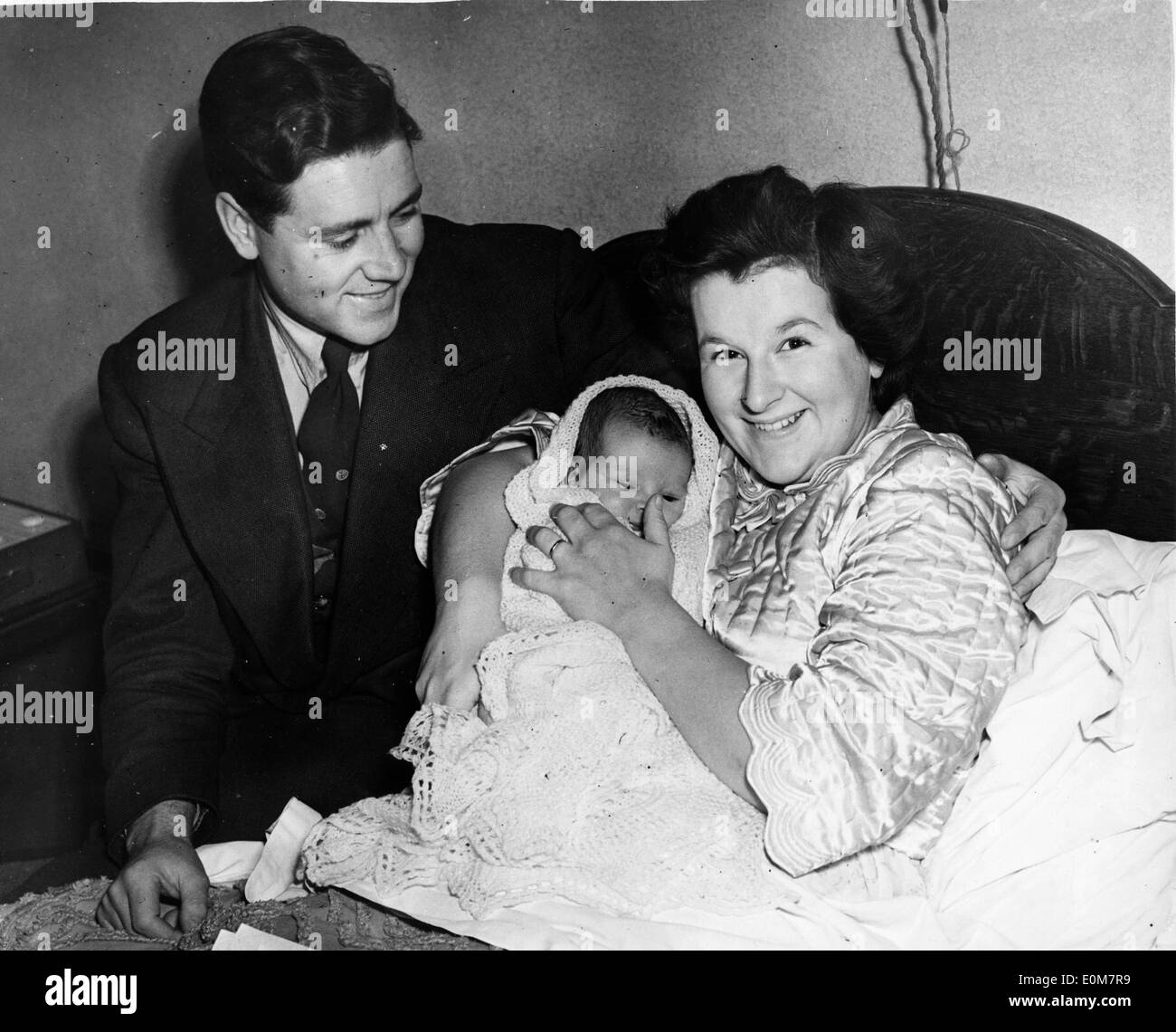 2. Januar 1954; London, UK; Motorrad-Rennfahrer GEOFF DUKE, mit seiner Frau und neuen Baby-Sohn, geboren am New Years Eve gesehen. Stockfoto