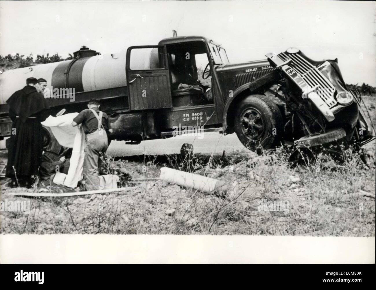 28. November 1953 - der Priester war es: A Französisch Priester geben die letzten Sacrement, ein Opfer von einem Verkehrsunfall in der Nähe von Lezignan (Süd-Ost-Frankreich). Das Opfer, M. Pauligne, ein wohlhabender Grundbesitzer war am Steuer seines Wagens und seine Frau, die war mit ihm wurden getötet, als das Auto mit einem LKW kollidierte. Ein Priester, der zufällig in den Pass-gab die letzte Ölung des Opfers. Stockfoto