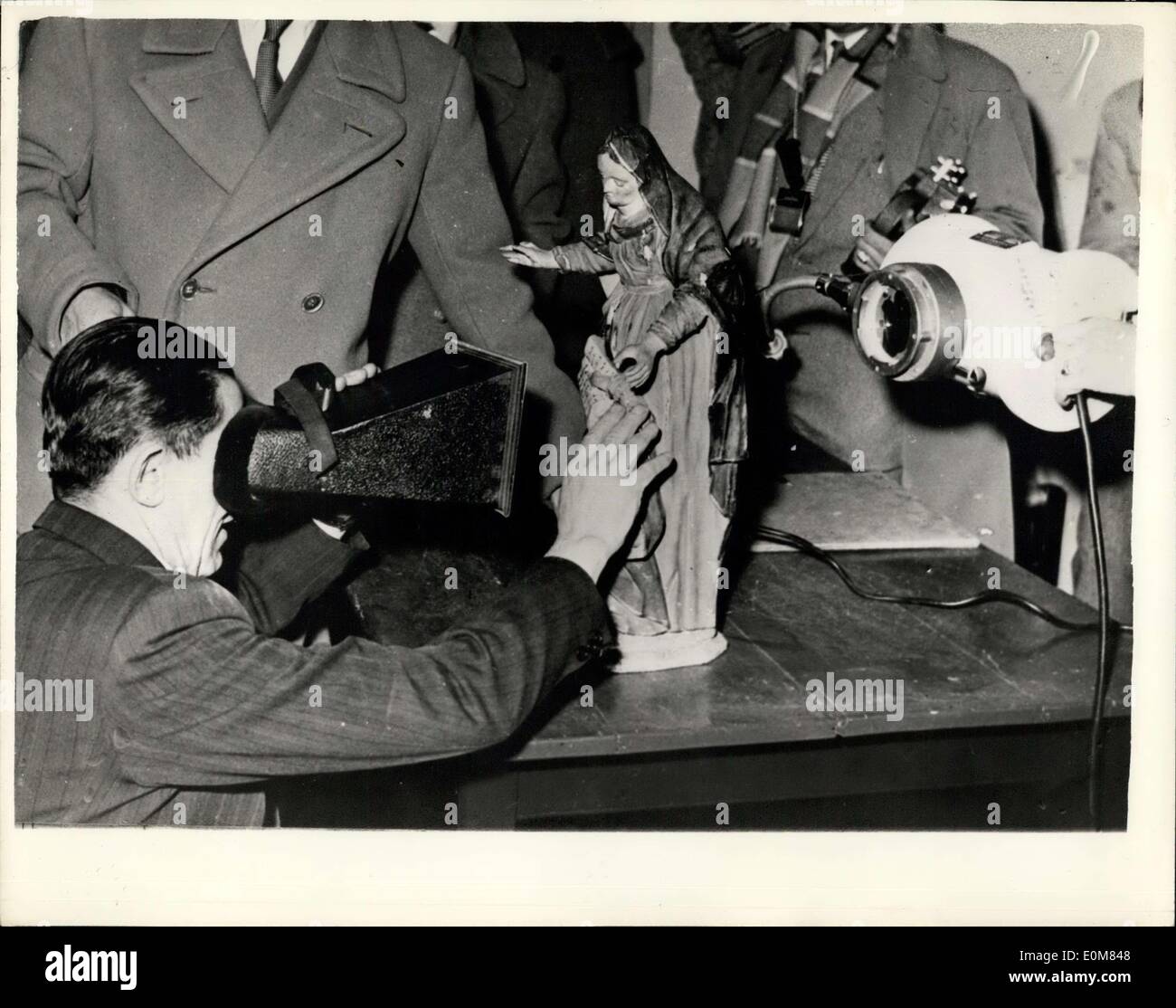 12. Januar 1954 - wird '' Wunder '' Statue durchleuchtet. Eigentümer sagt, die von einem Finger bluteten: Dr. Tropini und eines seiner Hilfe - gesehen, wie sie eine detaillierte Röntgenuntersuchung der kleine Statuette des Sankt-Anna am Entrrevaux, in der Nähe von Nizza durchgeführt. Dies ist die Statuette, die von seinem Besitzer - von einem Finger geblutet haben behauptet wurde. Stockfoto