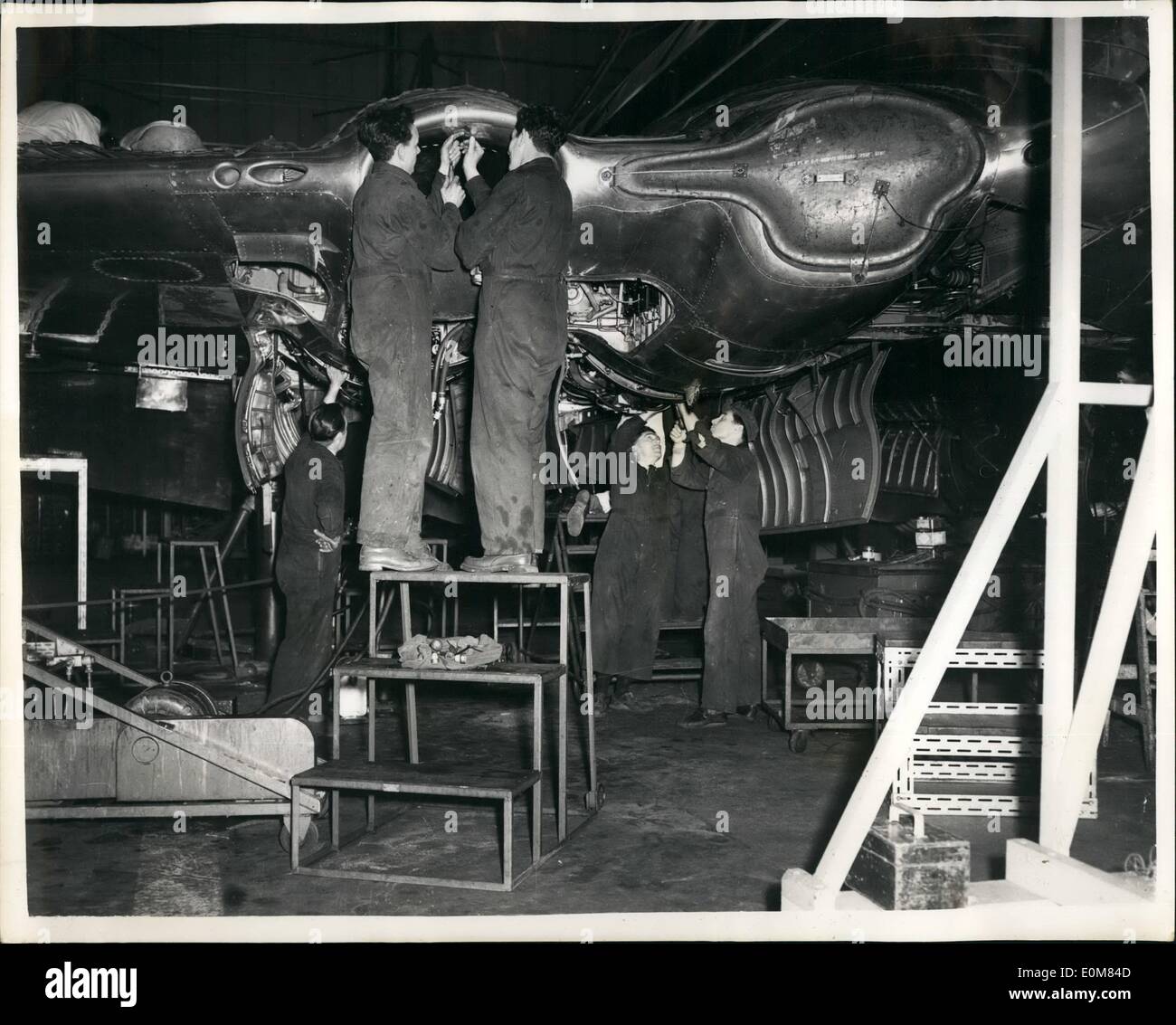 13. Januar 1954 - die '' Kometen haben ihre detaillierte Streifen nach unten. Untersuchung der Ursache der Katastrophe: Arbeit begann gestern am abstreifen hinunter die De Havilland "Comet" Flugzeuge zurückgenommene aus B.O.A.C. Service nach dem Wochenende Unglück in dem 35 Menschen ihr Leben verloren wenn Sie auf der Maschinen stürzte ins Mittelmeer. Die Untersuchung ist in aller Ausführlichkeit von Experten in einer Bemühung, einen Vorsprung auf die Ursache des '' (unleserlich)'' paar Kometen Katastrophen zu finden sein Stockfoto