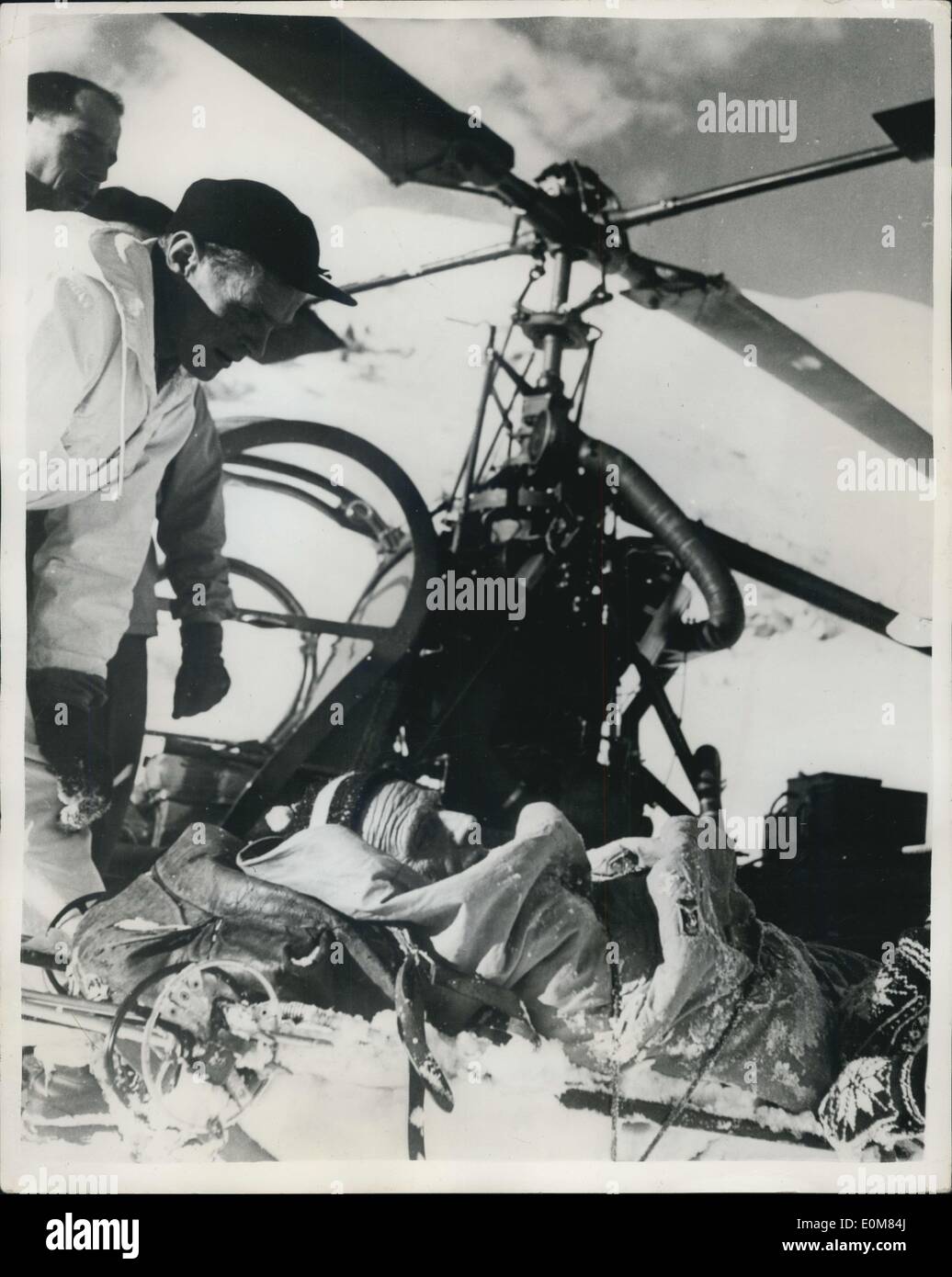 14. Januar 1954 - Sachschaden in South Wales Flut.: die Todesrolle auf 25 in den Lawinen in den Schweizer Bergen gestiegen, und Hubschrauber werden für Rettungsarbeiten. Foto zeigt ein Hover-Flugzeug verwendet, um verletzte Bewohner retten mar Oberrieden. Stockfoto