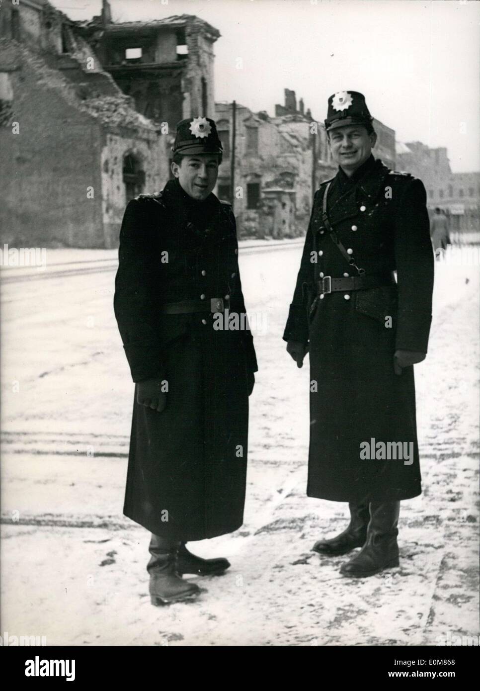 23. Januar 1954 - zu Beginn des '' Viererkonferenz'', sind die ostdeutschen Polizei mit '' Tschalos'', hohe Hüte nach Berlin Tradition ausgestattet. Stockfoto