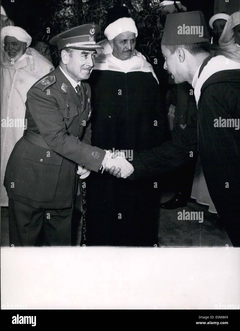 23. Januar 1954 - Tetuan Anti-französische Demonstrationen: spanischen Hochkommissars General Gardia Valinos schüttelt Hände mit einem marokkanischen Stockfoto