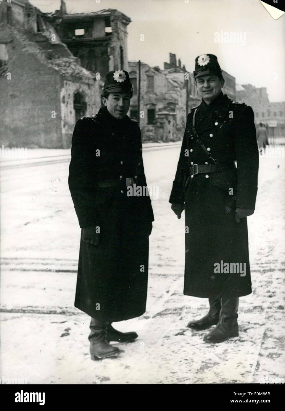 23. Januar 1954 - sind diese deutsche Polizisten traditionelle Kopfbedeckung tragen. Dies war für die Setary der Staat damals Stockfoto