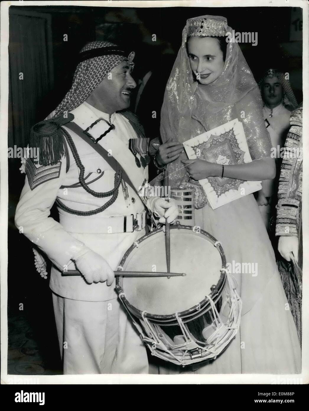 12. Dezember 1953 - Arabian Nights Charity-Ball: Miss Monica Strafford, tragen eine echte arabische Kopfbedeckung, im Gespräch mit Sergeant Fadel Elwad aus Amman während der Arabian Nights Wohltätigkeitsball im Dorchester Hotel letzte Nacht. Stockfoto