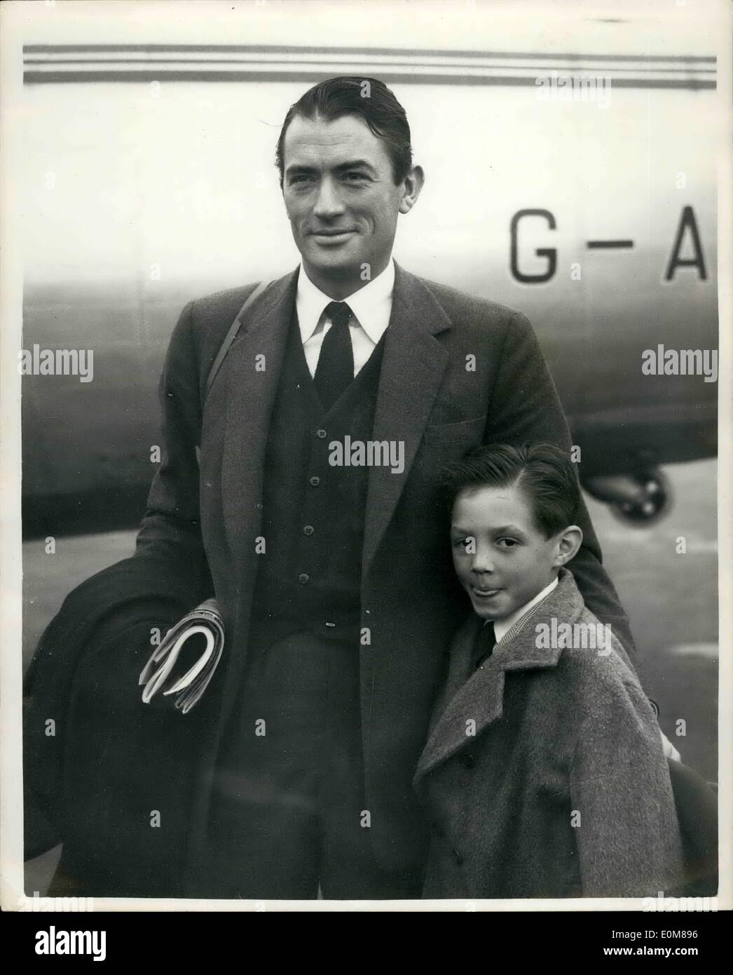 12. Dezember 1953 - kommen Gregory Peck und Sohn Jonathan in London Fotoshows Screen star Gregory Peck mit seinem 9-jährigen Sohn Jonathan bei seiner Ankunft auf dem Flughafen London heute von Paris zu sehen. Stockfoto