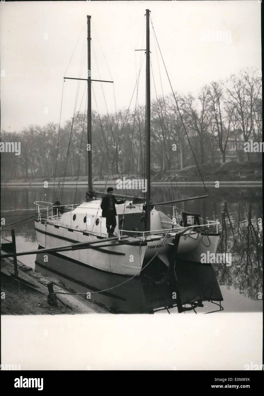 12. Dezember 1953 - vier Männern auf einem Boot: die '' Toh Bohu'' ein Segelboot von sechs Tonnen am Maison-Alfort, in der Nähe von Paris vertäut. Ich bin am Weihnachtstag vier jungen Parisern, Claude Genet, Alain Peyratout, Claude Thyri und Jean Moinet drauf in der ersten Runde ihrer Reise segelte rund um die Welt. Stockfoto