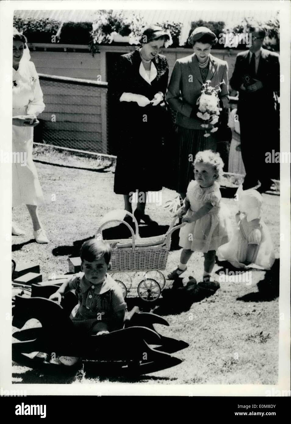 2. Februar 1954 - königliche TOUR OF NEW ZEALAND. Königin IN DUNEDIN FOTOSHOWS:-die sich für einige der älteren Kinder in der Königin Stockfoto