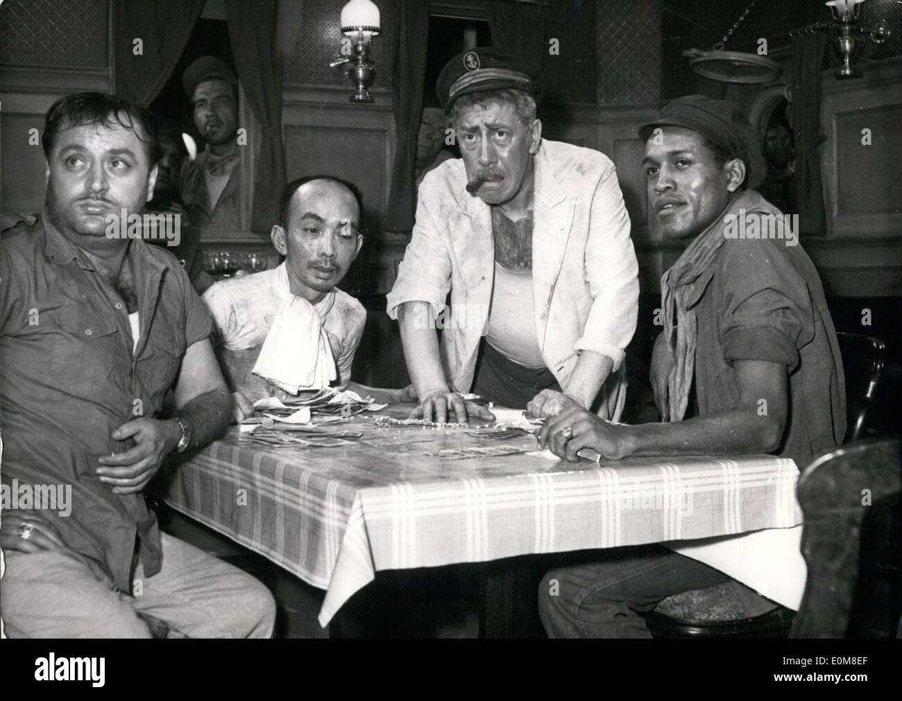 2. Februar 1954 - Fernandel (stehend Mitte) als Kapitän eines Schiffes in einem neuen Film '' Mouton ein Cinq Pattes'' jetzt in der Herstellung der Boulogne-Studio. Die gesehenen Shows und spannendes Spiel von Poker, die anderen Figuren um den Tisch herum sind: Dario Moreno (weißer Mann) Ky Duyen (die Spalte) und Francis (die farbigen Mann) Stockfoto