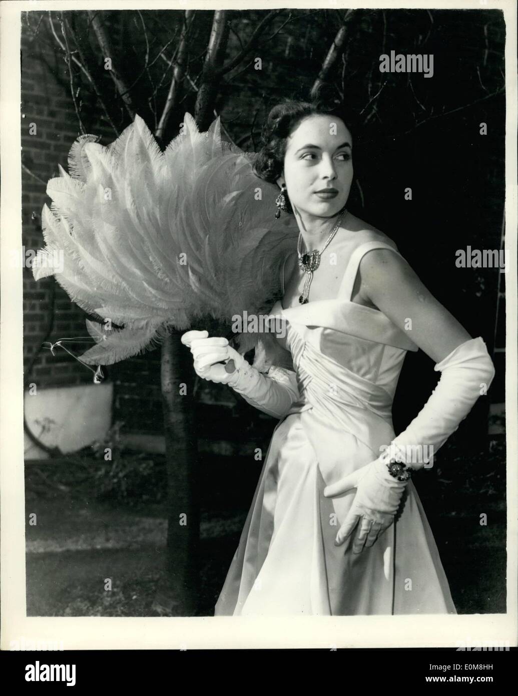 12. Dezember 1953 - Modell Mannequins Kleider für königliche Kleid zeigen. 40 Schaufensterpuppen zeigen heute britische Mode der Königin-Mutter. Sie werden von den Top-Ten - The integriert Gesellschaft der britischen Mode-Designer - Kleidung und zeigen sie am Haus von Lady Clark, Präsident der Gesellschaft. Keystone-Fotoshows: '' Grand Tier'' ein Digby Morton-Kleid - von Marla Scarafia getragen. Es ist ein hell Topaz satin Ballkleid unter Berufung für Auswirkungen auf den Schnitt des Gewebes und sorgsam gearbeiteten Oberteil Drapierung der Farbfelder die Rippen. Stockfoto