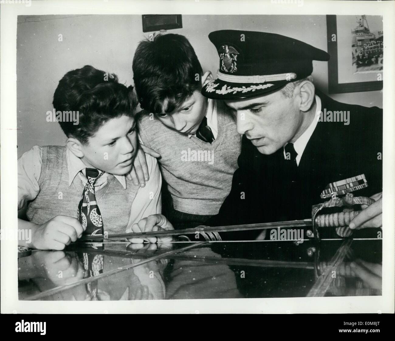 12. Dezember 1953 - American Hero Sword zaubert britischen Jungs: britische Jugendliche bekam eine Chance, einen amerikanischen Zerstörer erkunden Stockfoto